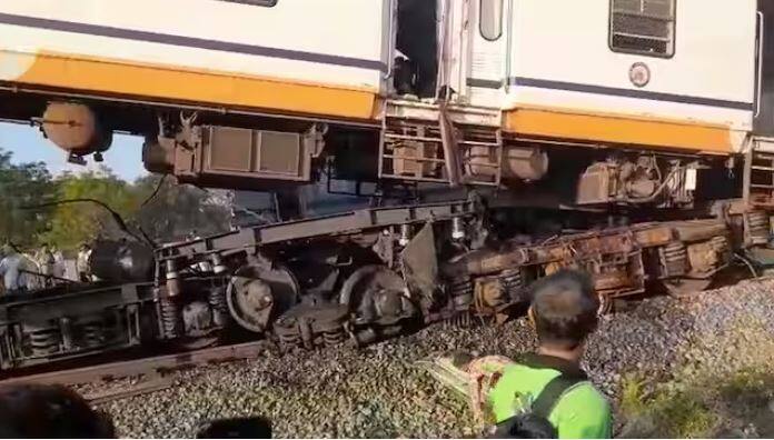 ਹਾਦਸੇ ਤੋਂ ਬਾਅਦ, ਪੂਰੇ ਰੂਟ 'ਤੇ ਆਵਾਜਾਈ ਰੋਕ ਦਿੱਤੀ ਗਈ ਹੈ। ਬਚਾਅ ਕਾਰਜ ਪੂਰਾ ਹੋਣ ਤੋਂ ਬਾਅਦ ਹੀ ਸੇਵਾਵਾਂ ਮੁੜ ਸ਼ੁਰੂ ਕੀਤੀਆਂ ਜਾਣਗੀਆਂ।