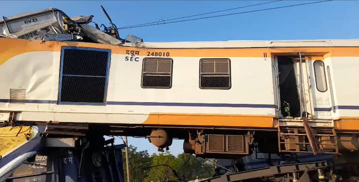 हादसे के बाद रेलवे ने हेल्पलाइन नंबर जारी किया. यात्री व उनके परिजन चंपा जंक्शन 808595652 रायगढ़ 975248560 पेंड्रा रोड 8294730162 पर बात कर सकते हैं.