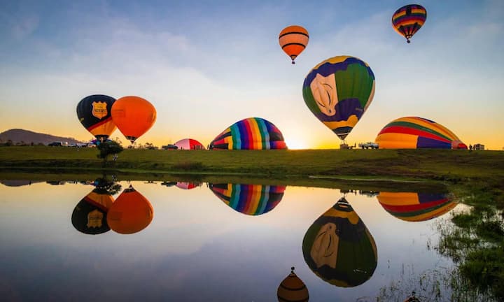 आप हॉट एयर बैलून राइड के लिए नैनीताल या ऋषिकेश भी जा सकते हैं. ऋषिकेश की झीले और बर्फीली चोटियों के ऊपर से हॉट एयर बैलून राइड और ऋषिकेश में गंगा के ऊपर से बैलून राइड दोनों का अनुभव बहुत खूबसूरत हो सकता है. यहां का शांत वातावरण और खूबसूरत नजारे हॉट एयर बैलून राइड से सैलानियों का मन मोह लेते हैं. नैनीताल और ऋषिकेश में भी आप हॉट एयर बैलून राइड के लिए मार्च से अक्टूबर के महीने में जा सकते हैं.