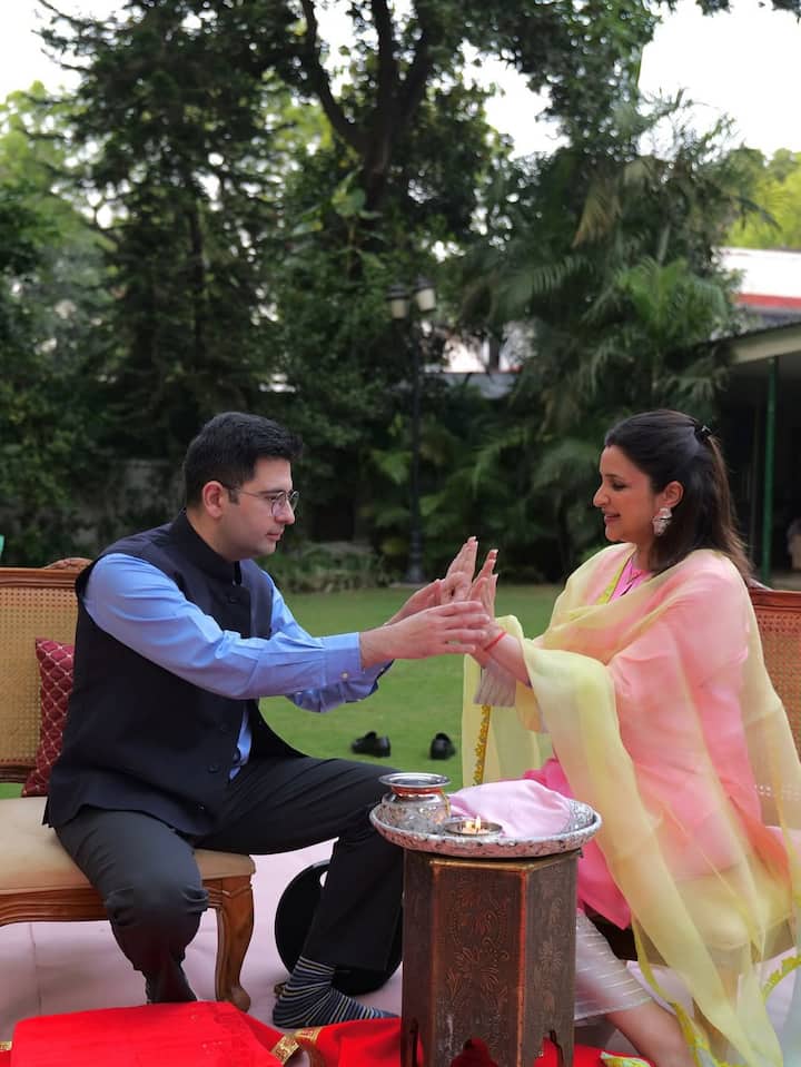 अगर आप अपने पार्टनर के साथ किसी मेहंदी फंक्शन में शामिल हो रहे हैं. परी और राघव का ये पोज रीक्रिएट कर सकते हैं. जिसे सभी खूब पसंद करेंगे.