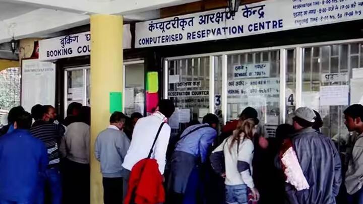 ભારતમાં મુસાફરી માટે ટ્રેન સૌથી સસ્તુ અને વિશ્વસનીય માધ્યમ છે. દરરોજ લાખો લોકો ટ્રેનમાં મુસાફરી કરે છે. જો કે, ખાસ કરીને શિયાળામાં ધુમ્મસ, વરસાદ અથવા અન્ય હવામાન પરિસ્થિતિઓને કારણે ટ્રેનો ઘણીવાર સમયપત્રક કરતાં મોડી દોડે છે, જેના કારણે મુસાફરોને અસુવિધા થાય છે. પરંતુ શું તમે જાણો છો કે જો કોઈ ટ્રેન 3 કલાક કે તેથી વધુ મોડી પડે છે અને તમે તમારી મુસાફરી રદ કરવા માંગો છો તો તમને સંપૂર્ણ રિફંડ મળી શકે છે. આ કરવા માટે તમારે તમારી ટિકિટ રદ કરવાની અને TDR ફાઇલ કરવાની જરૂર છે. ચાલો સંપૂર્ણ પ્રક્રિયાને તબક્કાવાર સમજીએ.