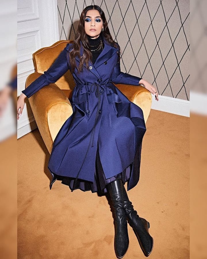 This look of Sonam is quite glamorous. He is wearing a long coat and also carrying boots. You can look stylish by trying this look.