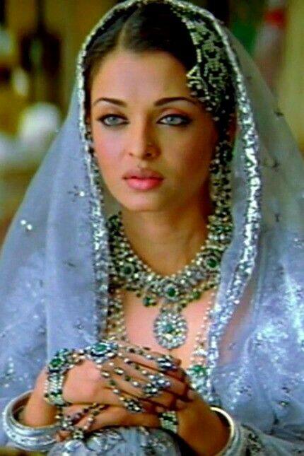 After 25 years, in 2006, director JP Dutta again made the same story in the form of the film 'Umrao Jaan'. This time Aishwarya Rai Bachchan played the role of Umrao Jaan. The film also featured Abhishek Bachchan, Sunil Shetty and Shabana Azmi.