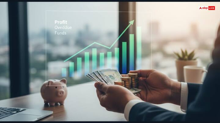 धन राशिफल (Finance): आर्थिक रूप से यह सप्ताह स्थिरता और लाभ लेकर आएगा. रुका हुआ पैसा वापस मिल सकता है या किसी निवेश से फायदा हो सकता है. खर्चों पर नियंत्रण रखें ताकि भविष्य में संतुलन बना रहे. वित्तीय निर्णय सोच-समझकर लें.