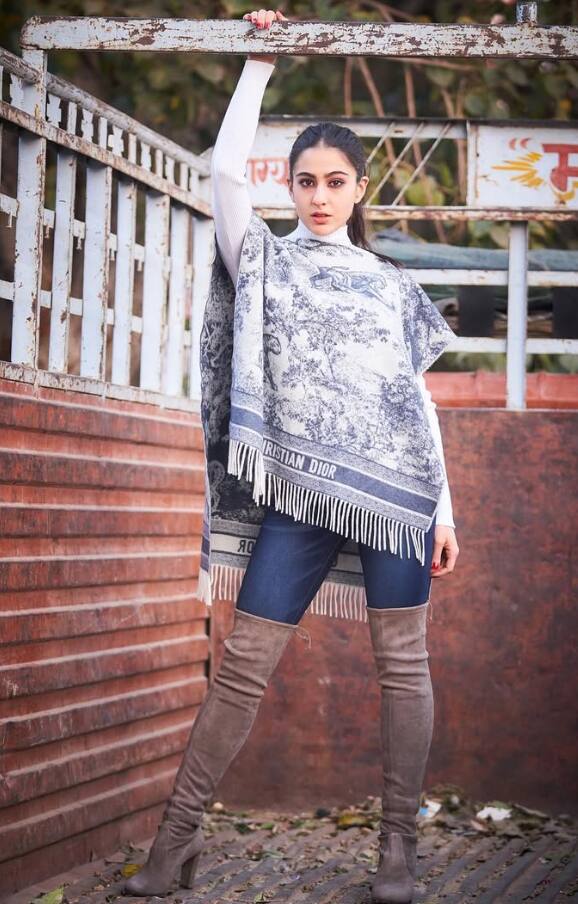This winter you can also copy this look of Sara. She has worn a kaftan on top with denim and high neck.