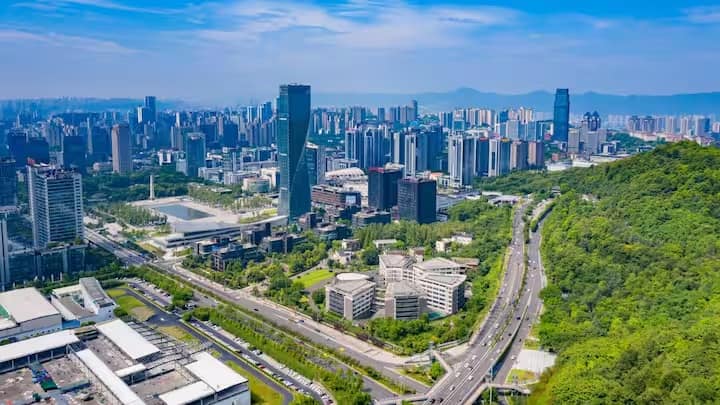 इसका नाम इस तथ्य से पड़ा है कि यह शहर पूरी तरह से ऊँचाई, गहराई और ढलान पर बसा है। सड़कें ऊपर-नीचे बहती हैं, और इमारतें कई मंज़िल ऊपर या नीचे एक-दूसरे से जुड़ी हुई हैं।