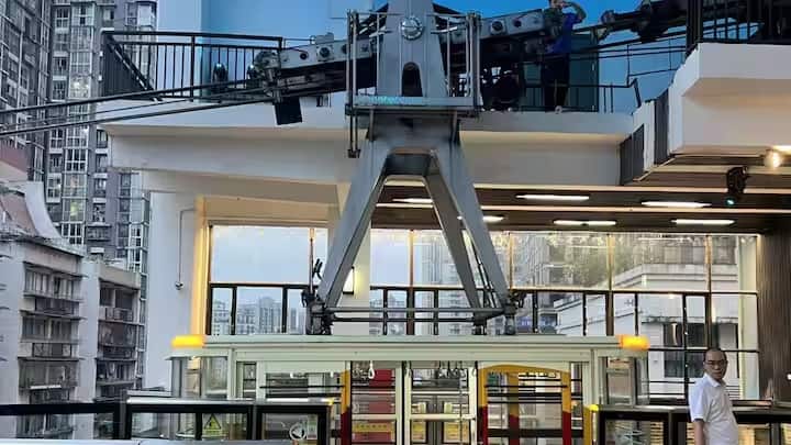 चोंगकिंग को दुनिया के सबसे जटिल शहरों में से एक माना जाता है, न सिर्फ़ तकनीक के लिहाज़ से, बल्कि वास्तुकला के लिहाज़ से भी। यहाँ कई इमारतें एक पहाड़ी से दूसरी पहाड़ी तक फैली हुई हैं। शहर की बसें, ट्रेनें और केबल कारें मिलकर एक आठ-आयामी शहर का निर्माण करती हैं।