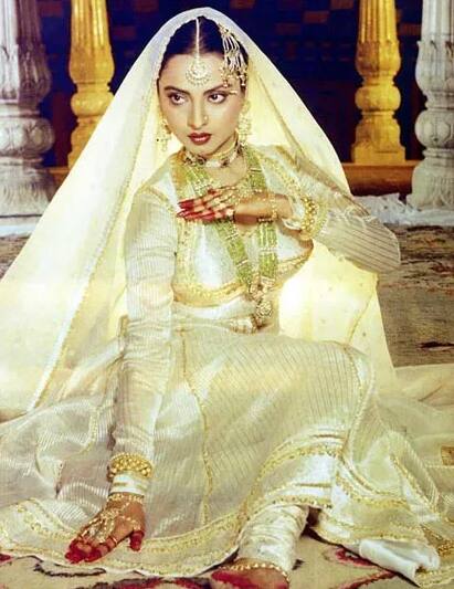 Made for around Rs 50 lakh, this film was successful in earning around Rs 85 to 90 lakh. Rekha also received the National Award for this role.