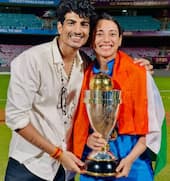 ਸਮ੍ਰਿਤੀ ਮੰਧਾਨਾ ਅਤੇ ਪਲਾਸ਼ ਮੁੱਛਲ ਨੇ ਵਿਸ਼ਵ ਕੱਪ ਟਰਾਫੀ ਨਾਲ ਇੱਕ ਫੋਟੋ ਲਈ ਪੋਜ਼ ਦਿੱਤਾ ਅਤੇ ਇਕੱਠੇ ਭਾਰਤ ਦੀ ਜਿੱਤ ਦਾ ਜਸ਼ਨ ਮਨਾਇਆ। ਪਲਾਸ਼ ਨੇ ਆਪਣੇ ਹੱਥ 'ਤੇ ਸਮ੍ਰਿਤੀ ਮੰਧਾਨਾ ਦੇ ਨਾਮ ਦਾ ਟੈਟੂ ਵੀ ਬਣਵਾਇਆ। ਪਲਾਸ਼ ਨੇ ਇਹ ਫੋਟੋ ਆਪਣੇ ਸੋਸ਼ਲ ਮੀਡੀਆ ਹੈਂਡਲ 'ਤੇ ਸਾਂਝੀ ਕੀਤੀ।