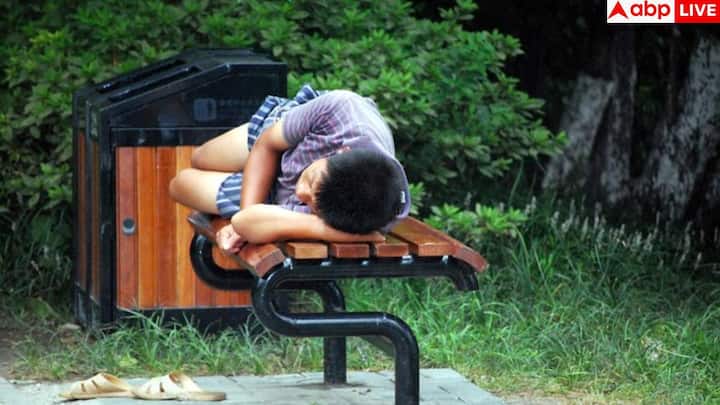 यर्नर पोजिशन में सोने वाले लोग करवट लेकर अपने दोनों हाथ आगे की ओर फैलाते हैं. ऐसे लोग सोच-समझकर फैसला लेने वाले होते हैं, लेकिन एक बार ठान लें तो पीछे नहीं हटते. यह पोजिशन पाचन को बेहतर बनाती है और एसिडिटी की समस्या से राहत देती है, खासकर अगर आप लेफ्ट करवट सोते हैं. हालांकि, लंबे समय तक हाथों को फैलाकर सोने से कंधों पर दबाव बढ़ सकता है.