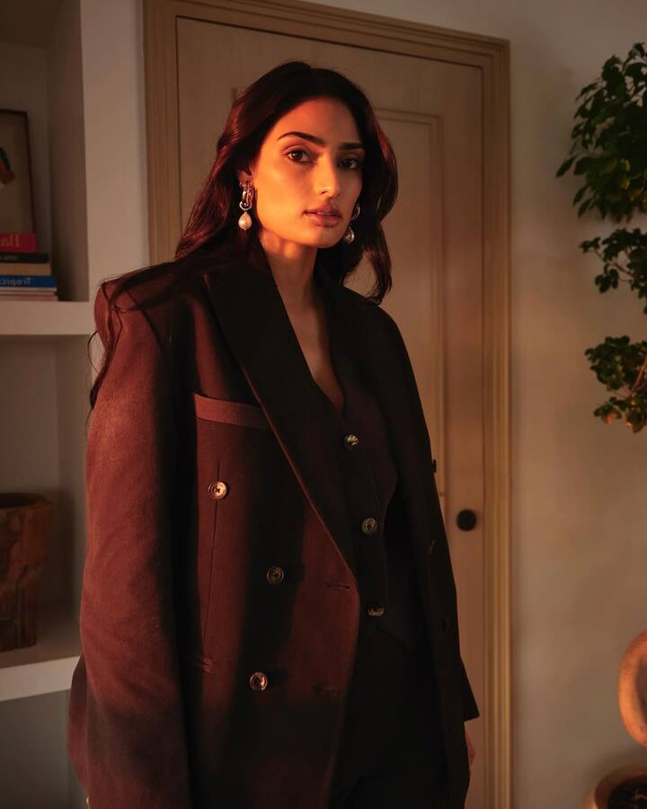 अथिया शेट्टी  ने मुंबई के कैथेड्रल एंड जॉन कॉनन स्कूल और अमेरिकन स्कूल ऑफ बॉम्बे से पढ़ाई की है. स्कूली पढ़ाई पूरी करने के बाद उन्होंने फिल्मेकिंग एंड लिबरल आर्ट्स से ग्रेजुएशन किया. इसके बाद उन्होंने अमेरिका के न्यूयॉर्क फिल्म अकैडमी से फिल्म मेकिंग भी सीखी.