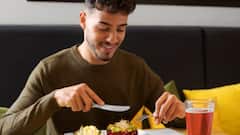 Health Tips: চাহিদার তুলনায় কি বেশি খেয়ে ফেলছেন? জানান দেয় শরীর নিজেই, এই লক্ষণগুলি দেখে বুঝুন…