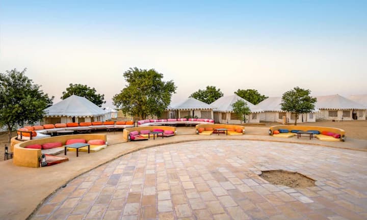 राजस्थान का खिमसर भी अपनी खूबसूरती के लिए मशहूर है. राजस्थान का खिमसर थार मरुस्थल के किनारे बसा है. यह गांव अपने रेत के टीलों, ऐतिहासिक किलों और डेजर्ट सफारी के लिए जाना जाता है. यहां सूरज डलते समय का नजारा देखने लायक होता है. इसके अलावा शांत और वातावरण और पारंपरिक राजस्थानी मनुहार इस गांव को खास बनाती है.