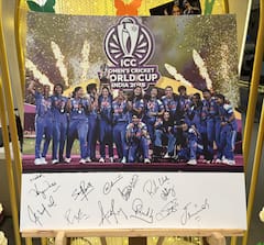 चक दे इंडिया... मुंबई विमानतळावर विश्वविजेत्या टीम इंडियाचं दणक्यात स्वागत, लेकींना मानवंदना,पाहा फोटो