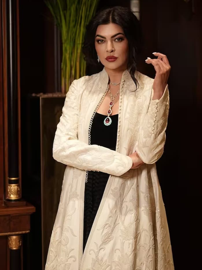 अपनी तस्वीर के साथ कैप्शन शेयर करते हुए, अभिनेत्री ने कार्यक्रम आयोजकों की प्रशंसा की और भारतीय कला और संस्कृति के प्रति इतना सम्मान दिखाने के लिए उनका धन्यवाद किया। अभिनेत्री की ये तस्वीरें मिनटों में वायरल हो गईं। सुष्मिता सेन आखिरी बार अपनी हिट सीरीज़ आर्या सीज़न 3 में नज़र आई थीं। फिल्मों में नाम कमाने के बाद, अभिनेत्री अब ओटीटी की दुनिया में भी अपनी पहचान बना रही हैं।