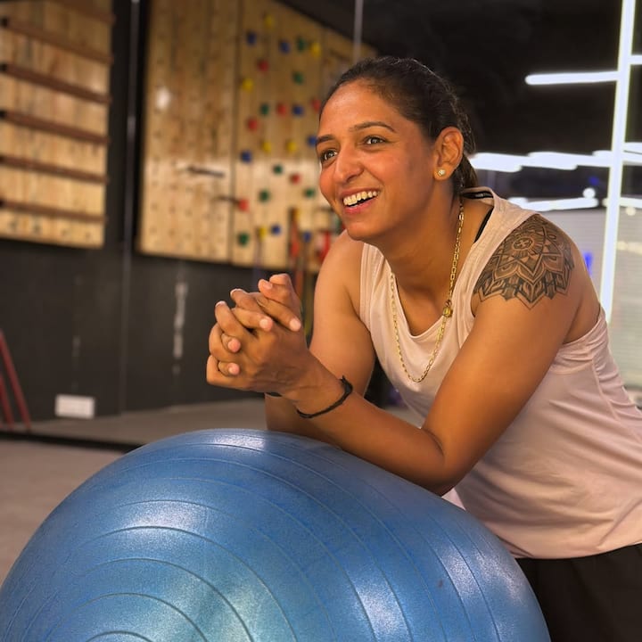 विश्व कप 2025 से पहले हरमनप्रीत के एक नए टैटू ने सोशल मीडिया पर खूब सुर्खियां बटोरी थीं. इस टैटू में एक ज्यामितीय मंडल है जो उनके क्रिकेट सफर को दर्शाता है और इसमें संस्कृत का वाक्यांश 'अहम् ब्रह्मास्मि' भी लिखा है, जिसका अर्थ है 'मैं ब्रह्मांड हूं’.