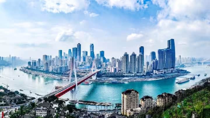 चोंगकिंग को दुनिया के सबसे जटिल शहरों में से एक माना जाता है, न सिर्फ़ तकनीक के लिहाज़ से, बल्कि वास्तुकला के लिहाज़ से भी। यहाँ कई इमारतें एक पहाड़ी से दूसरी पहाड़ी तक फैली हुई हैं। शहर की बसें, ट्रेनें और केबल कारें मिलकर एक आठ-आयामी शहर का निर्माण करती हैं।