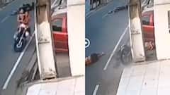 Video: खंभे से टकराई बाइक, बिखर गईं लड़कियां, एक तो हवा में उछली, हादसे का वीडियो वायरल