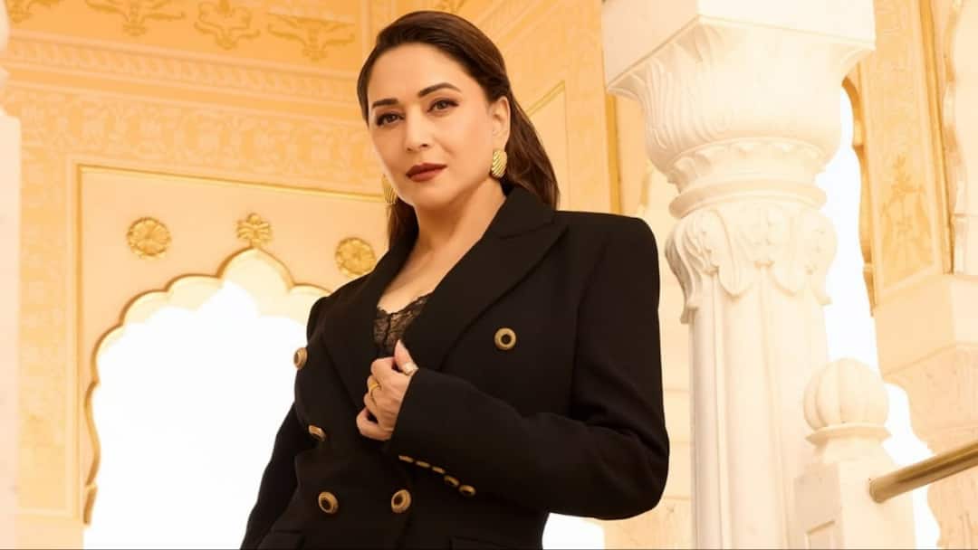 ‘अपने पैसे खराब ना करें..’, कनाडा के शो में 3 घंटे लेट पहुंचीं माधुरी दीक्षित, तो लोगों ने जमकर सुनाई खरी-खोटी
