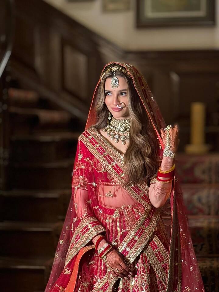 इंडस्ट्रियलिस्ट की दुल्हनिया की बात करें तो इस सुर्ख लाल जोड़े में तेजल कुलकर्णी बला की हसीन लग रही हैं. इस हेवी डिजाइनर लाल लहंगे में उनका लुक किसी शाही घराने की राजकुमारी से कम नहीं लग रहा है. अपने इस शादी के जोड़े में तेजल कुलकर्णी का ऐसा लुक देख आप अपनी नजरें उनसे हटा नहीं पाएंगे.