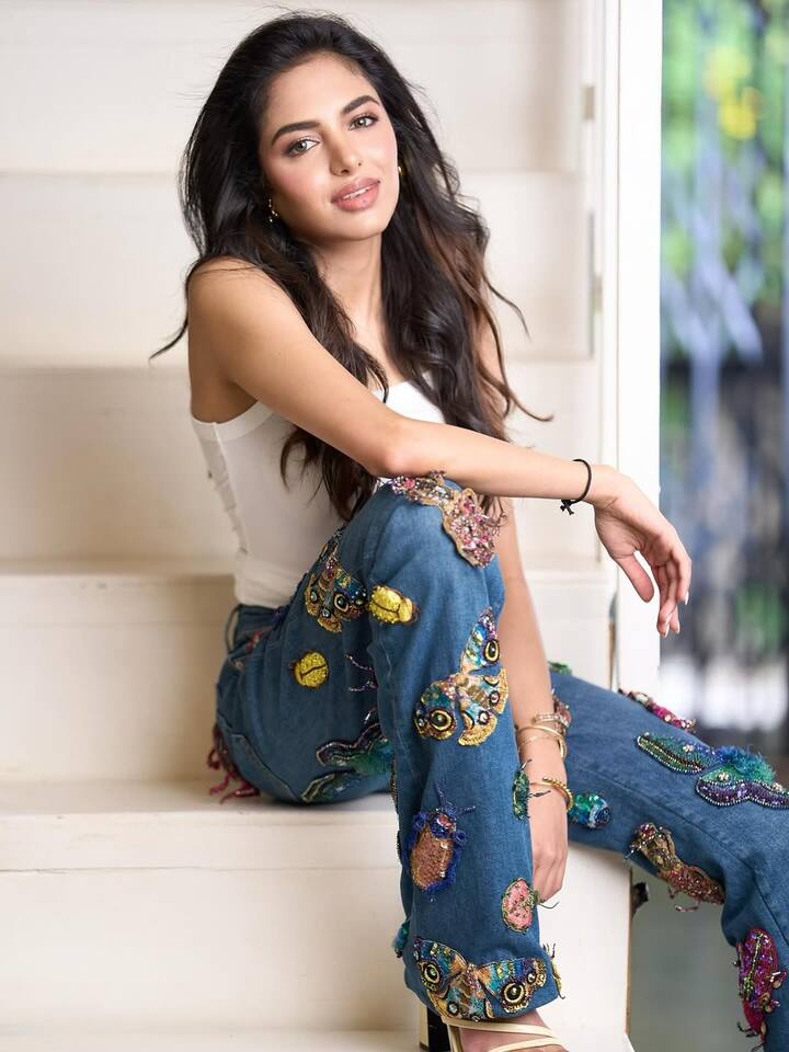 व्हाइट स्लीव्लेस टॉप को किआ ने डिजाइनर जीन्स के साथ पेयर किया है. सटल मेकअप और खुले बाल उनपर काफी जच रहे हैं.