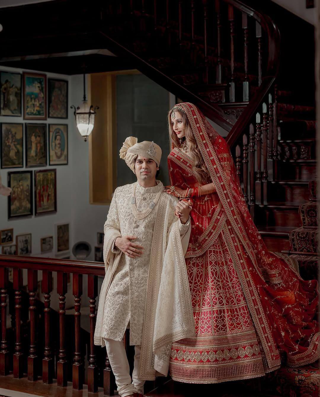 Famous businessman Vedant Birla was seen in off-white sherwani at his wedding. Her wedding outfit has intricate workmanship which is further enhancing her look. Along with this, she paired a white pearl neckpiece with her outfit. The groom Raja completed his look with a contrasting colored turban.