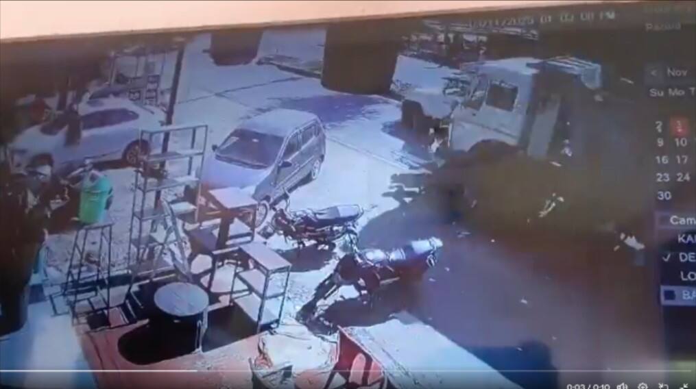 CCTV फुटेज में गाड़ियों को रौंदता हुआ डंपर