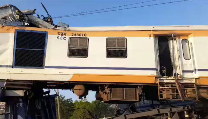 ਹਾਦਸੇ ਤੋਂ ਬਾਅਦ, ਰੇਲਵੇ ਨੇ ਹੈਲਪਲਾਈਨ ਨੰਬਰ ਜਾਰੀ ਕੀਤੇ। ਯਾਤਰੀ ਅਤੇ ਉਨ੍ਹਾਂ ਦੇ ਪਰਿਵਾਰ ਚੰਪਾ ਜੰਕਸ਼ਨ (808595652), ਰਾਏਗੜ੍ਹ (975248560), ਪੇਂਦਰਾ ਰੋਡ (8294730162) 'ਤੇ ਕਾਲ ਕਰ ਸਕਦੇ ਹਨ।