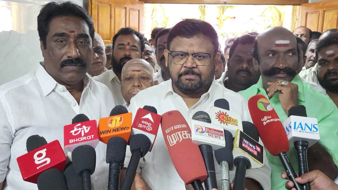 திமுகவில் இணைந்த மனோஜ் பாண்டியன் : அதிமுக ரியாக்ஷன் என்ன? பஞ்சம் பிழைக்கச் சென்றதாக குற்றச்சாட்டு