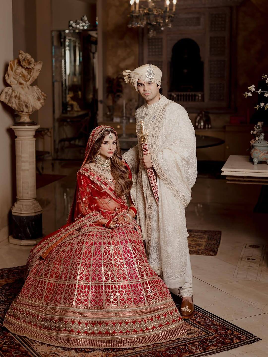 These dreamy wedding photos of Vedant Birla and Tejal Kulkarni are getting a lot of love from netizens. This royal style of the newly married couple is gaining a lot of headlines. His rich and royal style is clearly visible in these viral pictures.