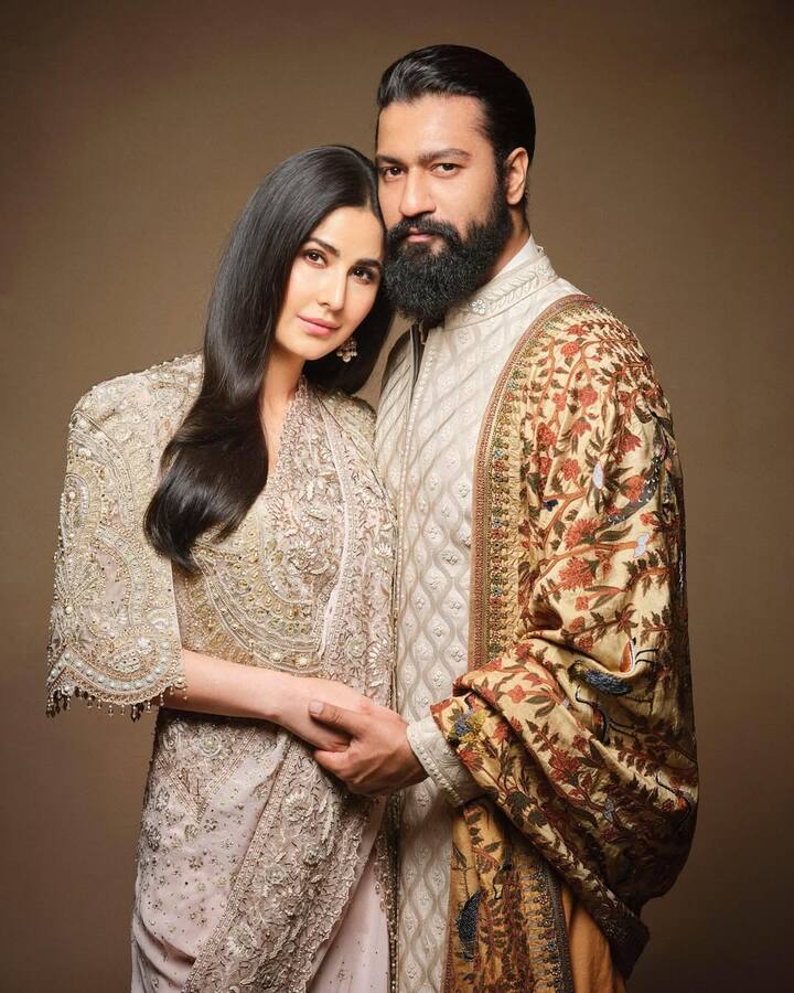 कैटरीना कैफ और विक्की कौशल भी बॉलीवुड के लवबर्ड हैं. जो अक्सर एक-दूजे संग कोजी होती रहते हैं. ऐसे में दोनों का ये पोज भी कपल्स के लिए खास रहेगा.