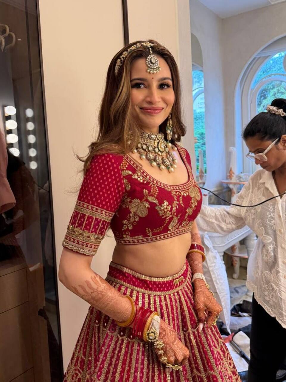 Tejal Kulkarni has paired this beautiful lehenga with half sleeves blouse. Beautiful embroidery is also visible on the border of the blouse. The bride's glow is also clearly visible in this red lehenga. She completed this royal look with her perfect jewellery. Tejal Kulkarni is looking very lovely in soft glamorous makeup look.