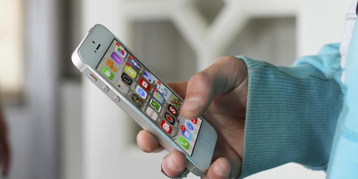 দ্বিতীয় ভুল হল ব্যাটারিকে সম্পূর্ণভাবে শেষ হতে দেওয়া। অনেকে ফোন ব্যবহার করতে থাকে যতক্ষণ না ব্যাটারি সম্পূর্ণভাবে শেষ হয়ে যায় এবং তারপর চার্জে লাগায়। এই অভ্যাস ফোনের ব্যাটারির স্বাস্থ্যকে দ্রুত কমায়। বিশেষজ্ঞদের মতে, ফোনকে ২০% এর কম এবং ৮০% এর বেশি চার্জ করা উচিত নয়। এই ২০:৮০ নিয়মটি অনুসরণ করলে আপনার ফোন দীর্ঘ সময় ধরে ভালো পারফর্ম করবে এবং এর ব্যাটারি লাইফও সুরক্ষিত থাকবে।