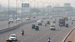Delhi AQI Remains 'Very Poor' As Thick Smog Envelops City; 6 Stations Cross 400 Mark