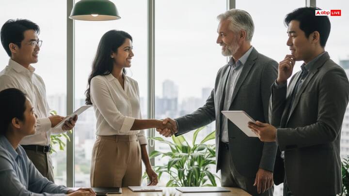 जॉब राशिफल (Job): इस सप्ताह नौकरीपेशा लोगों के लिए समय अनुकूल रहेगा. कार्यस्थल पर आपका प्रदर्शन बेहतर रहेगा और वरिष्ठ आपके काम की सराहना करेंगे. यदि नई नौकरी की तलाश में हैं तो कुछ अच्छे अवसर मिल सकते हैं. कार्य के दौरान धैर्य बनाए रखना फायदेमंद रहेगा.