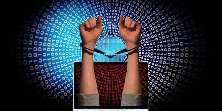 మోసగాళ్ళు మొదటగా తెలియని నంబర్ నుంచి RTO చలాన్ పేరుతో ఈ ఫైల్‌ను పంపుతారు. వినియోగదారుడు దీనిని నిజమైనదిగా భావించి డౌన్‌లోడ్ చేస్తాడు. ఇది అతి పెద్ద తప్పు అవుతుంది. యాప్ ఇన్‌స్టాల్ చేయగానే, హ్యాకర్లు మీ మొబైల్ SMS, కాంటాక్ట్‌లు, ఫైల్‌లు, కెమెరా, మైక్‌లకు యాక్సెస్ పొందుతారు. అప్పుడు వారు రహస్యంగా మీ డిజిటల్ కార్యకలాపాలను గమనిస్తారు. సరైన సమయం వచ్చినప్పుడు బ్యాంక్ ఖాతా నుంచి డబ్బును దోచుకుంటారు.