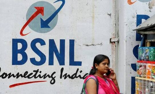 BSNL એ રૂ. 997 પ્લાનની વેલિડિટી 10 દિવસ ઘટાડી દીધી છે. પહેલા યુઝર્સને 160 દિવસની વેલિડિટી મળતી હતી. હવે કંપની 150 દિવસની વેલિડિટી આપી રહી છે. આ પ્લાનમાં દરરોજ 2GB ડેટા અને 100 મફત SMS મળે છે. દૈનિક 2GB ડેટા મર્યાદા સમાપ્ત થયા પછી, ઇન્ટરનેટ સ્પીડ 40Kbps સુધી ઘટી જશે.