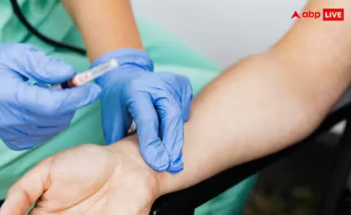 જેમ જેમ આપણી ઉંમર વધે છે તેમ તેમ આપણા શરીરમાં ઘણા ફેરફારો થાય છે. 40 વર્ષની ઉંમર પછી આપણા સ્વાસ્થ્ય પર ધ્યાન આપવું અને નિયમિત તપાસ કરાવવી મહત્વપૂર્ણ બની જાય છે. આ ઉંમરે હૃદય રોગ, ડાયાબિટીસ, કેન્સર અને થાઇરોઇડ સમસ્યાઓનું જોખમ વધે છે. પુરુષો અને સ્ત્રીઓ બંનેએ વિવિધ આરોગ્ય પરીક્ષણો કરાવવા જોઈએ.