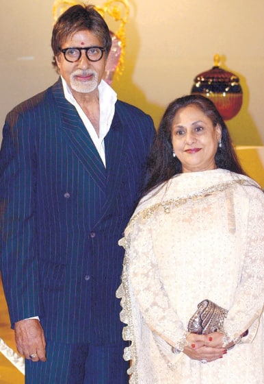 ये एक सीक्रेट शादी थी तो भादुड़ी परिवार शादी में शामिल होने भोपाल से बॉम्बे पहुंच गए. लेकिन शादी में बंगाली पंडित ने कई दिक्कतें खड़ी कर दी थीं.