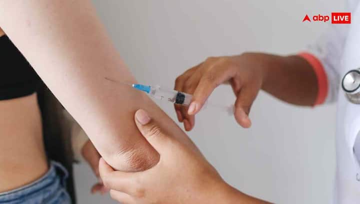 40 की उम्र के बाद महिलाओं को नियमित रूप से स्तन कैंसर की जांच करवानी चाहिए. जैसे मैमोग्राम टेस्ट, यह टेस्ट स्तन में किसी भी असामान्य गांठ का पता लगाने में मदद करता है, CA 15-3 टेस्ट, यह ब्लड में स्तन कैंसर से जुड़े प्रोटीन के स्तर को मापता है.