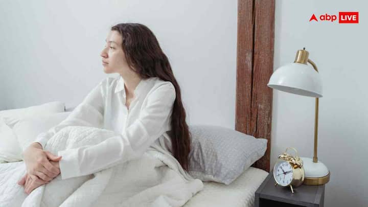 अगर जरूरी काम न हो तो सुबह और देर शाम के समय बाहर जाने से बचें, क्योंकि इन समयों में प्रदूषण का स्तर सबसे ज्यादा होता है. कोशिश करें कि दोपहर के समय बाहर निकले, जब हवा थोड़ी साफ रहती है. अगर बच्चों या बुजुर्गों को कहीं ले जाना हो तो उनके लिए भी यही नियम अपनाएं.