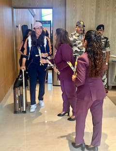 चक दे इंडिया... मुंबई विमानतळावर विश्वविजेत्या टीम इंडियाचं दणक्यात स्वागत, लेकींना मानवंदना,पाहा फोटो