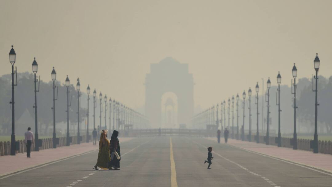 delhi ncr weather update today rain forecast pollution level aqi 225 cold wave expected soon Weather Update: दिल्ली में बदला मौसम का मिजाज, हल्की बारिश के आसार, ठंड की आहट लेकिन प्रदूषण बरकरार