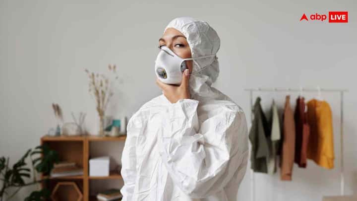 प्रदूषण से बचने का सबसे पहला और आसान तरीका मास्क पहनना है, लेकिन सिर्फ कपड़े वाला मास्क या साधारण मास्क आपको पूरी तरह नहीं बचा सकता है. N95 या सर्जिकल मास्क ही इस जहरीली हवा में सबसे ज्यादा असरदार होते हैं, क्योंकि ये हवा में मौजूद छोटे-छोटे हानिकारक कणों को रोकते हैं. जब भी बाहर निकलें, N95 मास्क पहनना न भूलें.