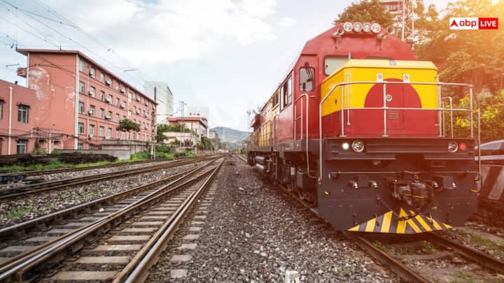 रेलवे की भर्ती प्रक्रिया RRB (Railway Recruitment Board) और RRC (Railway Recruitment Cell) के माध्यम से होती है. चयन की प्रक्रिया चार चरणों में पूरी की जाती है. सबसे पहले होता है ऑनलाइन परीक्षा यानी CBT, जिसमें गणित, सामान्य ज्ञान, रीजनिंग और अंग्रेजी से प्रश्न पूछे जाते हैं. इसके बाद शारीरिक दक्षता परीक्षा (PET) होती है, जिसमें दौड़ और शारीरिक क्षमता की जांच की जाती है. परीक्षा पास करने वालों का दस्तावेज़ सत्यापन और मेडिकल टेस्ट किया जाता है.