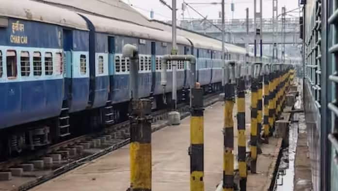 टिकट केवल ट्रेन के लेट होने के कारण ही नहीं, बल्कि ट्रेन के समय या रूट में बदलाव, प्राकृतिक आपदा या प्रशासनिक कारणों, व्यक्तिगत आपात स्थिति या अप्रत्याशित परिस्थितियों और टिकट बुक करते समय हुई किसी भी गलती जैसे कई कारणों से रद्द हो सकते हैं। ऐसे मामलों में, ट्रेन के लेट होते ही तुरंत टीडीआर फाइल करें। टिकट कैंसिल किए बिना अपनी यात्रा शुरू न करें। सही बैंक खाता विवरण दर्ज करें ताकि पैसा सीधे आपके खाते में जमा हो जाए। किसी भी समस्या का सामना करने पर, रेलवे हेल्पलाइन या आईआरसीटीसी सहायता से संपर्क करें।