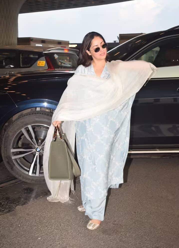 यामी अक्सर सिंपल लुक में नजर आती हैं, लेकिन इस बार सूट में उनके चेहरे पर ग्लो साफ नजर आया। लोग उनके इस लुक की तारीफ कर रहे हैं।