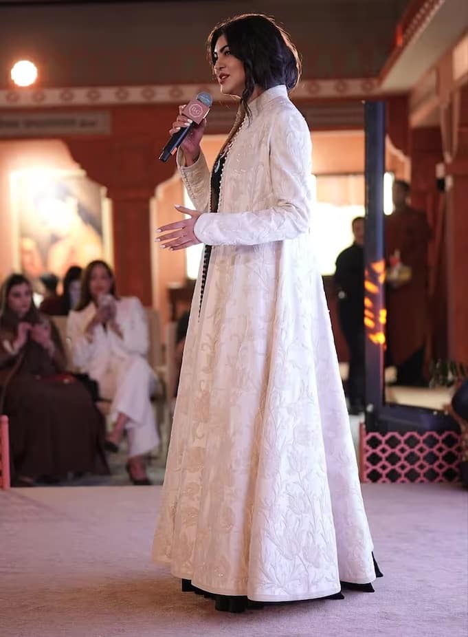 वायरल हो रही तस्वीर में सुष्मिता सेन ब्लैक कलर के गाउन के साथ लॉन्ग व्हाइट केप जैकेट पहने नजर आ रही हैं, जो उनके ओवरऑल लुक को और भी खूबसूरत बना रहा है। इसके साथ उन्होंने स्टेटमेंट स्टोन नेकपीस कैरी किया है। इसके साथ उन्होंने हैवी मेकअप भी किया है।