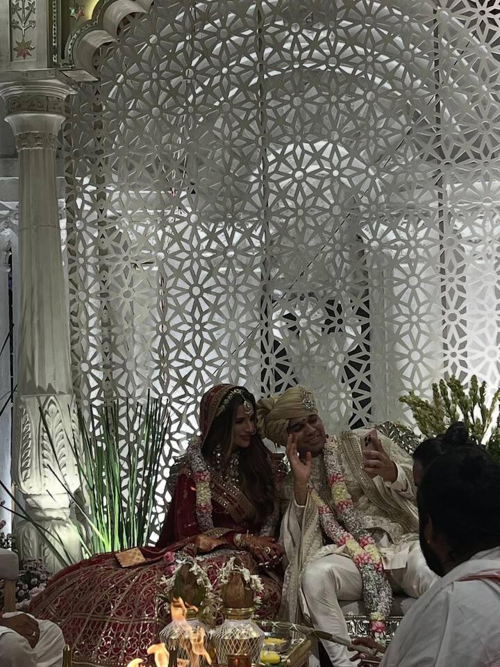 2 नवंबर को ये कपल शादी के बंधन में बंधा और 3 नवंबर को दोनों के शादी की रिसेप्शन पार्टी रखी गई जिसमें बॉलीवुड के कई सेलिब्रिटीज ने भी शिरकत की. अब न्यूली मेरिड कपल की तस्वीरें सोशल मीडिया पर तेजी से वायरल हो रही हैं जिन्हें काफी पसंद किया जा रहा है. करोड़ों की संपत्ति की मालिक वेदांत बिड़ला और उनकी पत्नी तेजल का ये शाही अंदाज अब चर्चा का विषय बन गया है.