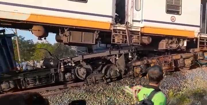 हादसे के बाद पूरे रूट पर परिचालन ठप हो गया है. रेस्क्यू ऑपरेशन पूरा होने के बाद ही रूट पर सेवाएं दोबारा से शुरू हो सकेंगी.